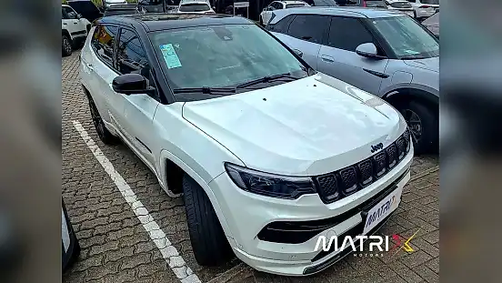Foto de um jeep compass 4xe plug-in hybrid