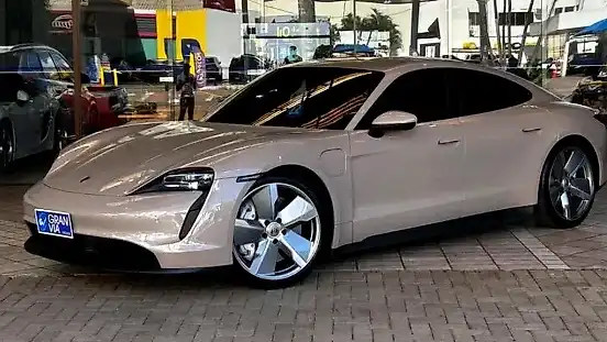 Foto de um porsche taycan