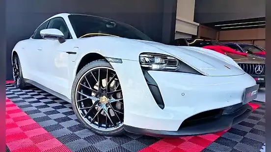 Foto de um porsche taycan