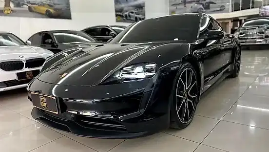 Foto de um porsche taycan