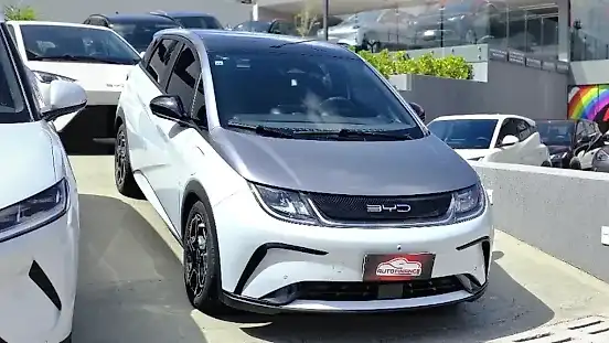 Foto de um byd dolphin plus