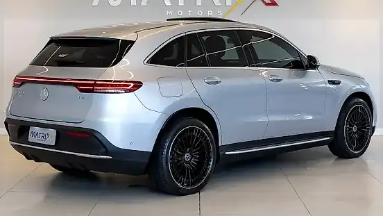 Foto de um mercedes eqc400