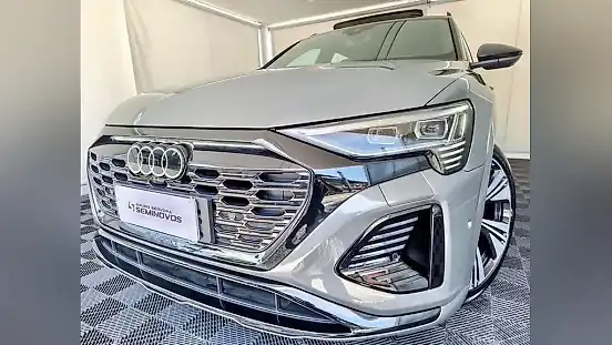 Foto de um audi q8 e-tron