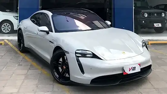 Foto de um porsche taycan