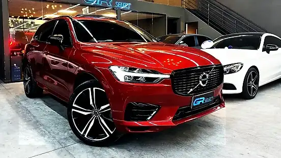 Foto de um volvo xc60 recharge plug-in hybrid