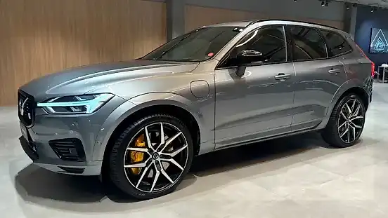 Foto de um volvo xc60 recharge plug-in hybrid