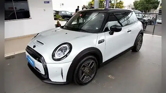 Foto de um mini cooper se