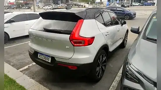 Foto de um volvo xc40 recharge