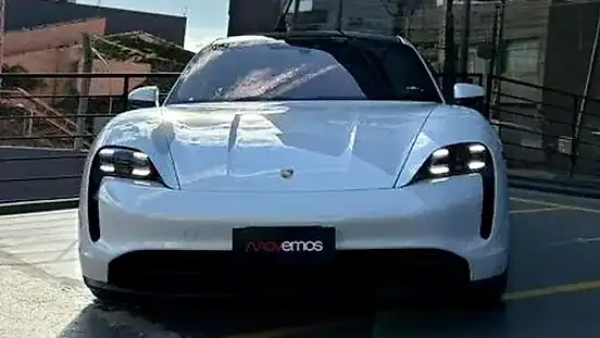 Foto de um porsche taycan