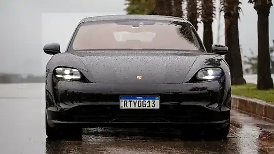 Foto de um porsche taycan