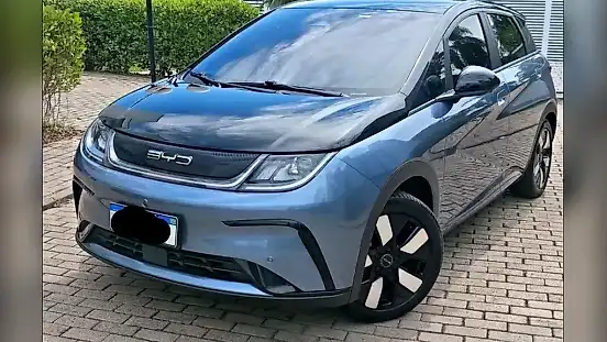 Foto de um byd dolphin plus