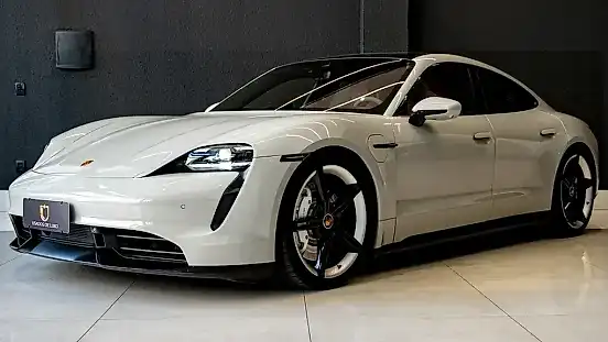 Foto de um porsche taycan