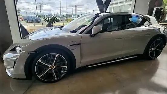 Foto de um porsche taycan