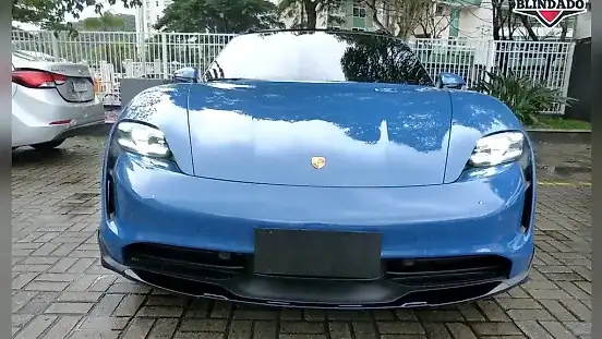 Foto de um porsche taycan