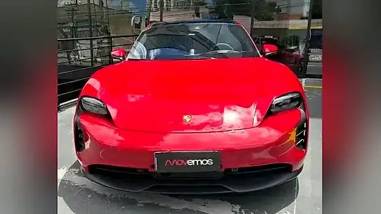 Foto de um porsche taycan