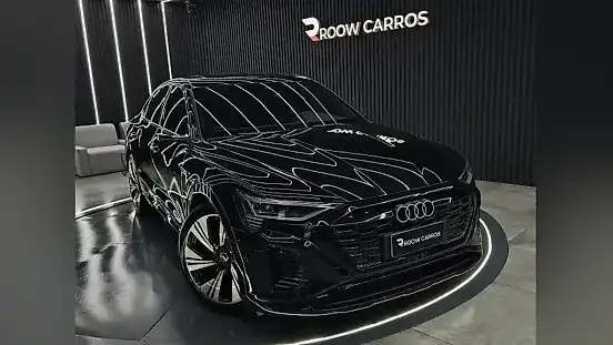 Foto de um audi q8 e-tron