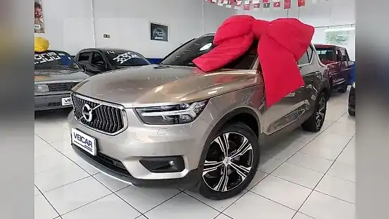 Foto de um volvo xc40 recharge plug-in hybrid