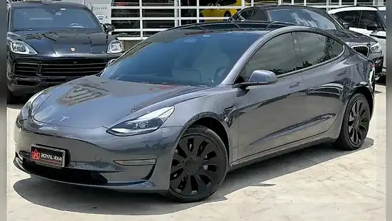 Foto de um tesla model 3