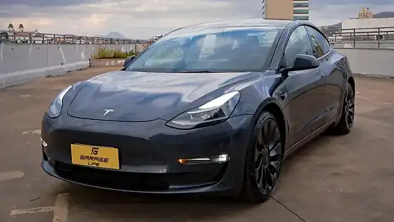 Foto de um tesla model 3