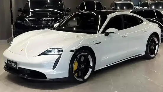 Foto de um porsche taycan