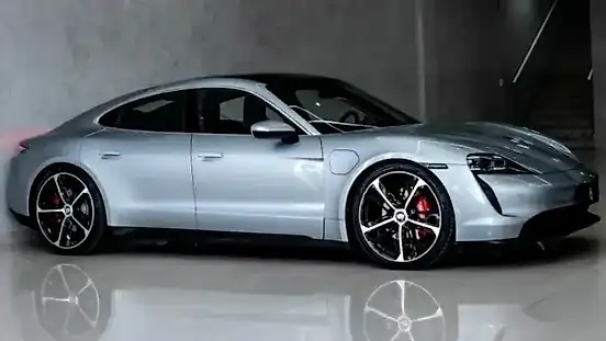 Foto de um porsche taycan