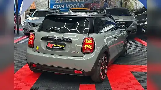 Foto de um mini cooper se