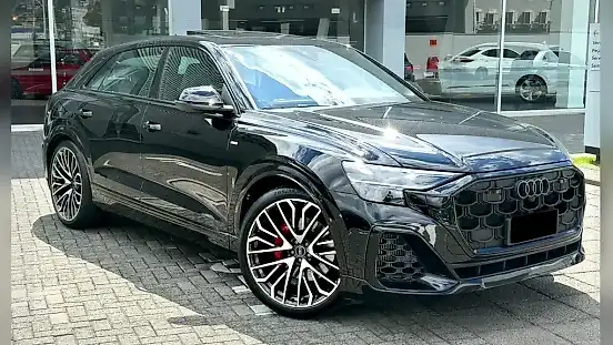 Foto de um audi q8 e-tron