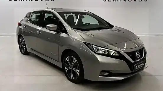 Foto de um nissan leaf