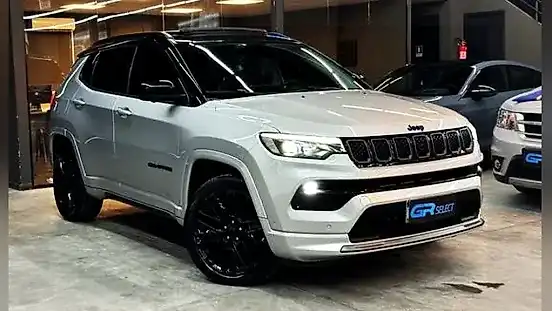 Foto de um jeep compass 4xe plug-in hybrid