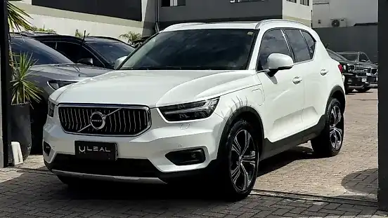Foto de um volvo xc40 recharge plug-in hybrid