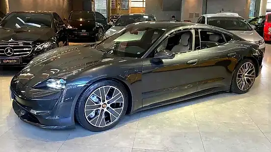Foto de um porsche taycan
