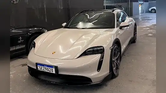 Foto de um porsche taycan