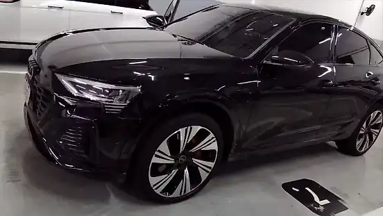Foto de um audi q8 e-tron