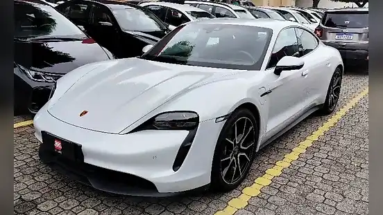 Foto de um porsche taycan