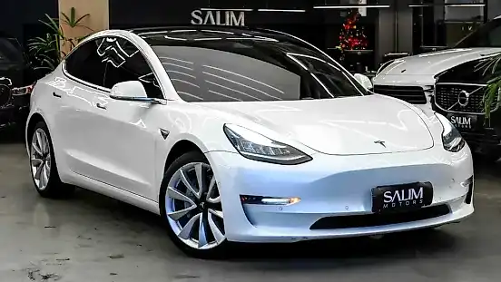 Foto de um tesla model 3