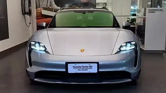 Foto de um porsche taycan