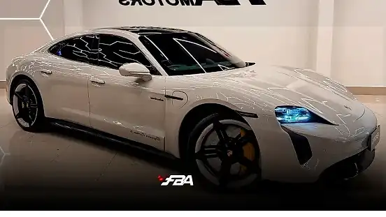 Foto de um porsche taycan