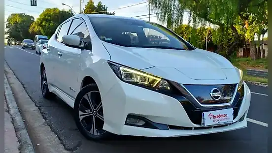 Foto de um nissan leaf