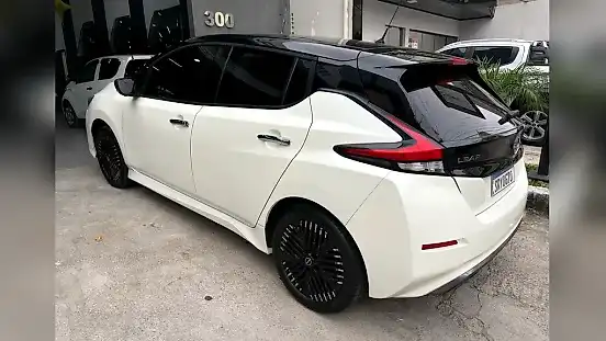 Foto de um nissan leaf