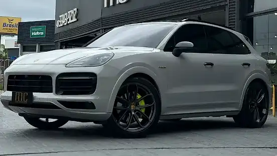 Foto de um porsche cayenne s e-hybrid