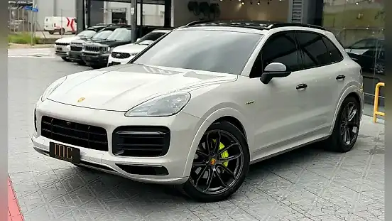 Foto de um porsche cayenne s e-hybrid