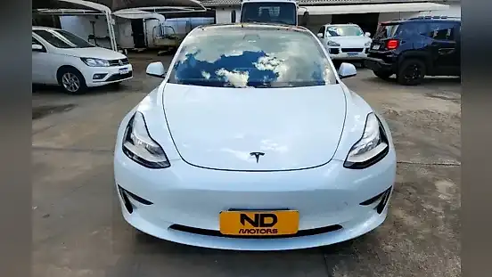 Foto de um tesla model 3