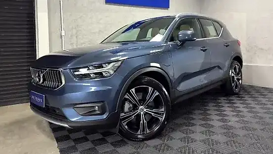 Foto de um volvo xc40 recharge plug-in hybrid