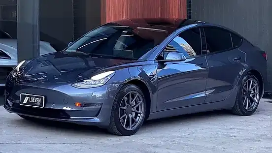Foto de um tesla model 3