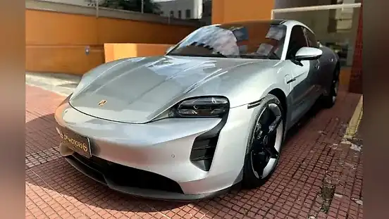 Foto de um porsche taycan