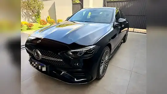 Foto de um mercedes eqc400