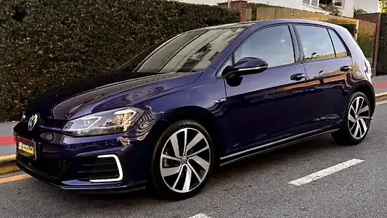 Foto de um volkswagen golf gte