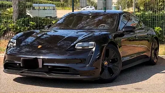 Foto de um porsche taycan