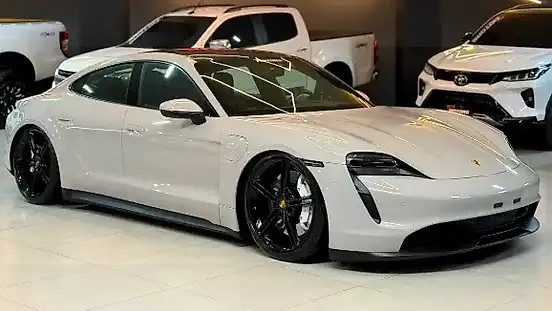 Foto de um porsche taycan