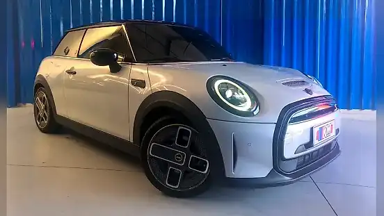 Foto de um mini cooper se